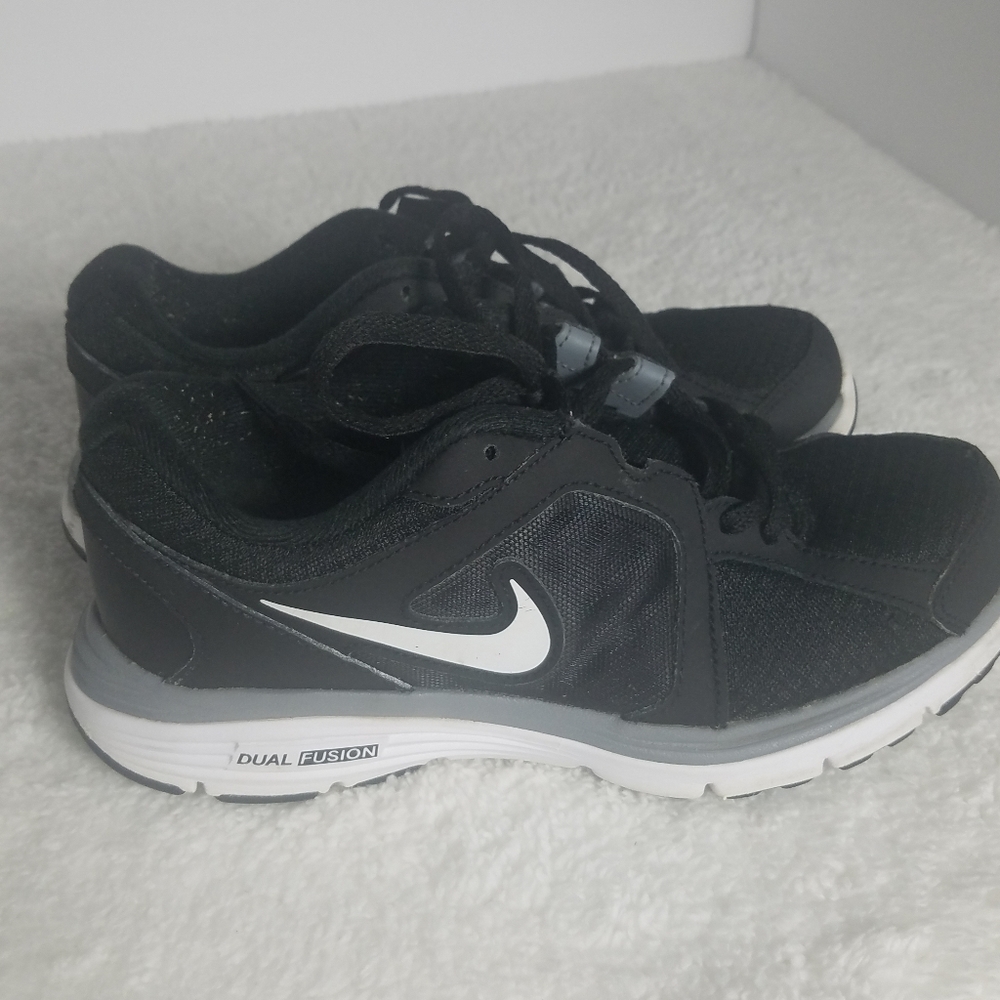Girls Nike Dual fusion run sneakers.size 4.5